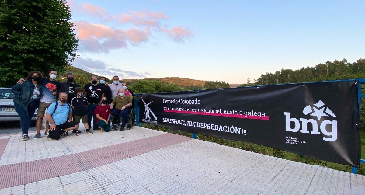 Pancarta de cinco metros colocada en la recta de la Chan, en Carballedo