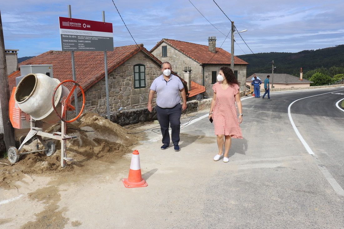 Visita do alcalde de Campo Lameiro, Carlos Costa, e a concelleira Eva Campos ás obras na parroquia de Moimenta