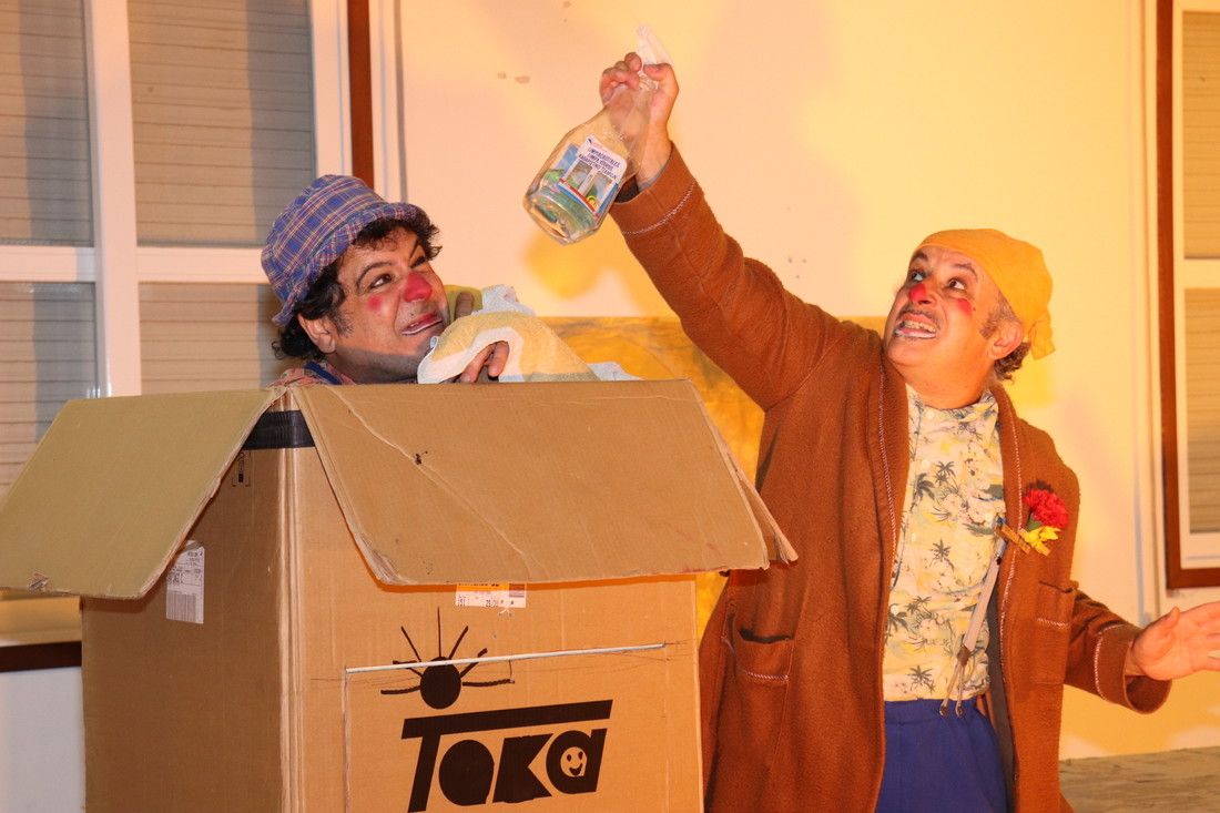 Obra de teatro infantil "Cartoóns" no Multiusos da Lama