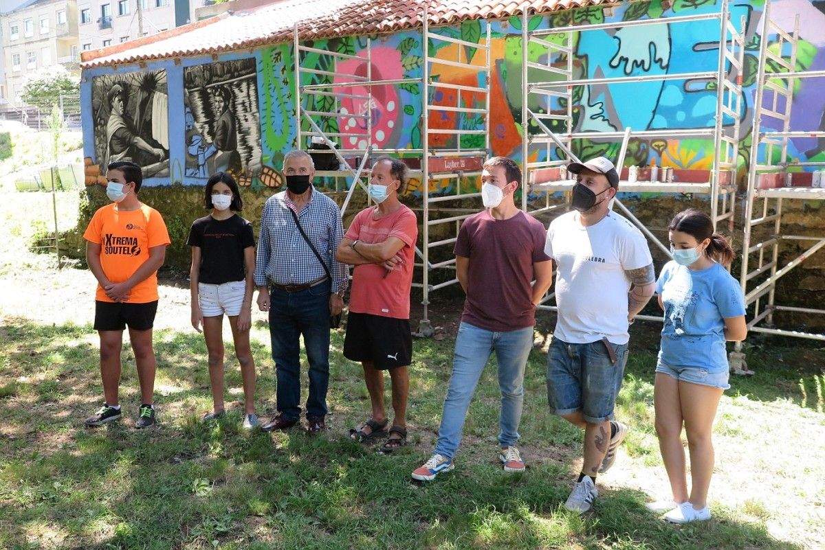 Visita del concelleiro de Xuventude, Alberto Oubiña, al final del 'Obradoiro de graffiti no Gafos'
