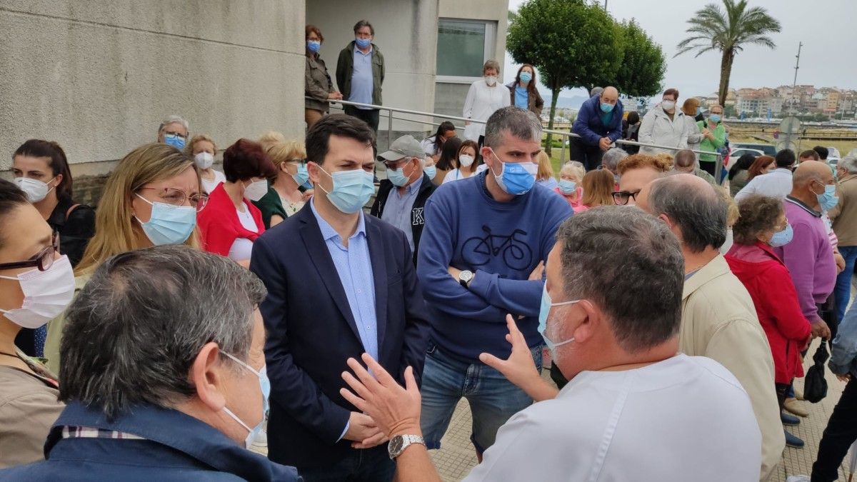 Gonzalo Caballero participó en la concentración ante el Centro de Salud de Baltar
