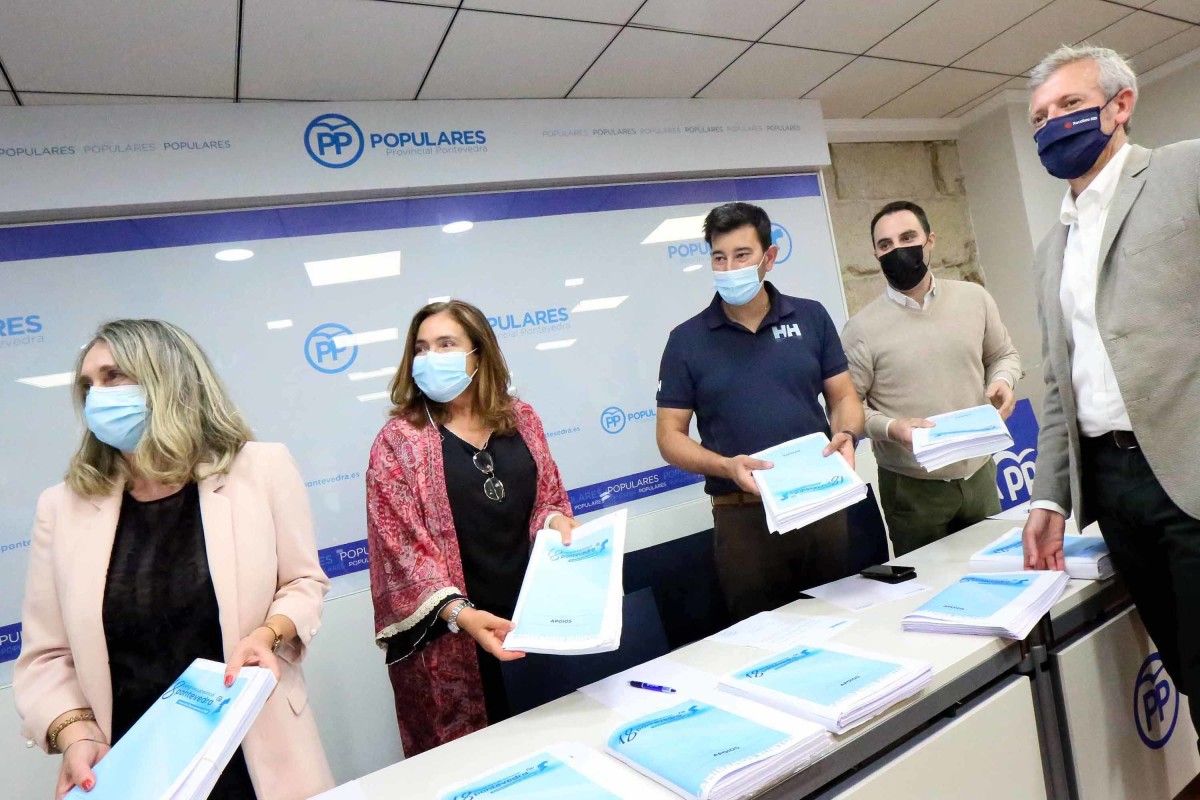 Entrega de sinaturas de Alfonso Rueda no proceso para presidir o PP provincial