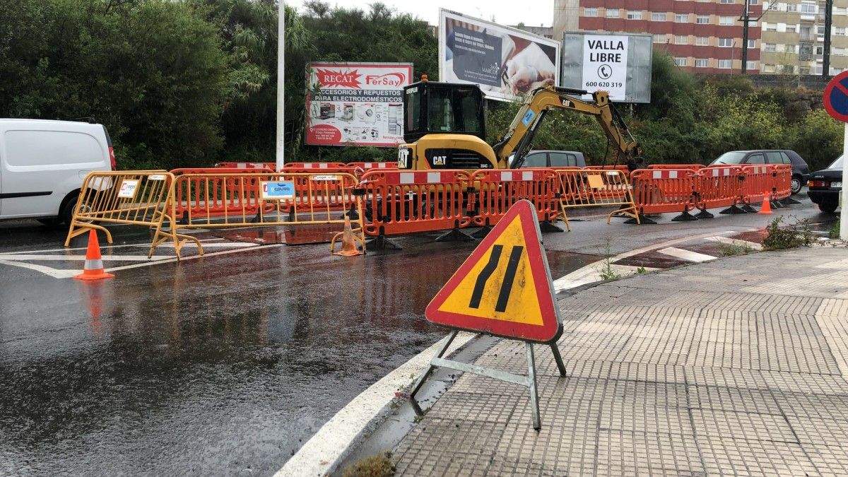 Corte de tráfico por obras na rúa José Malvar por risco de afundimento na calzada