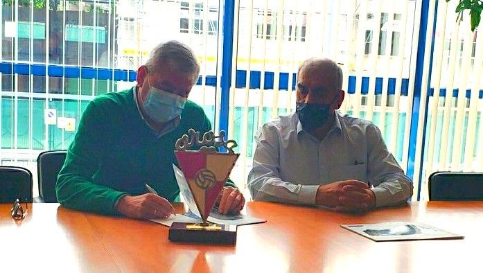 Sinatura do acordo de patrocinio entre o Arosa e Impex Europa