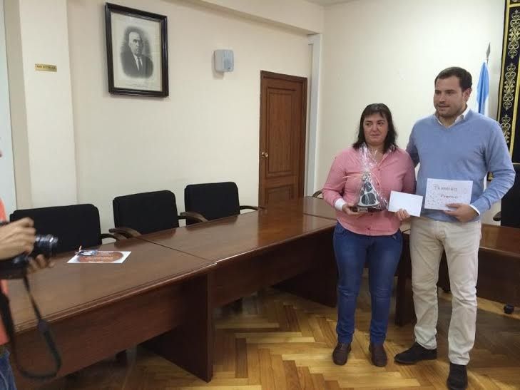 El alcalde de Cotobade, Jorge Cubela, entrega el primer premio del Certamen #CotobadeenTapas