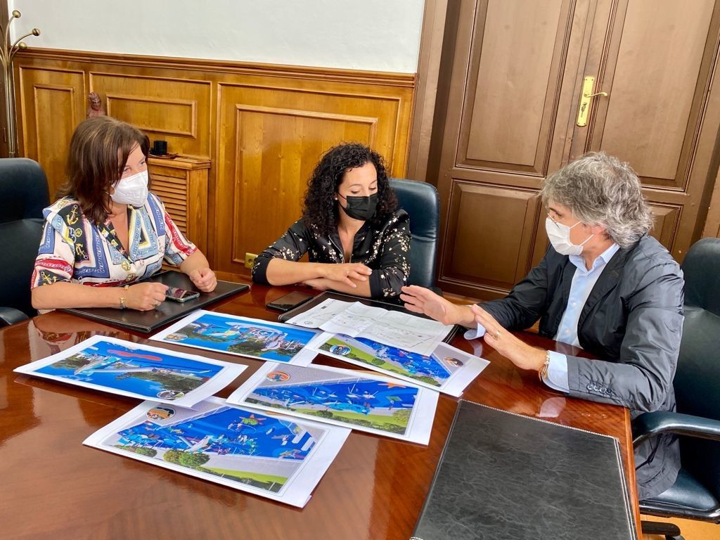 As concelleiras de Marín Cristina Acuña e Marián Sanmartín reúnense co redactor do proxecto de mellora do parque infantil da Alameda