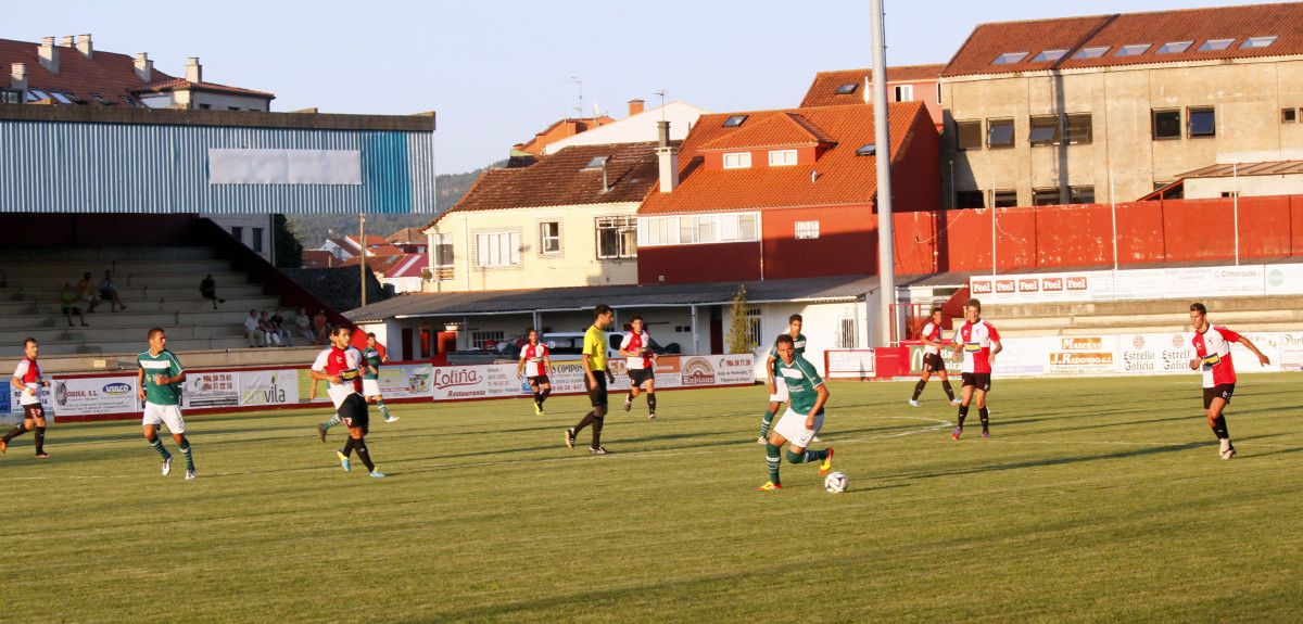 Un momento do partido de pretempada entre Arosa e Coruxo na Lomba