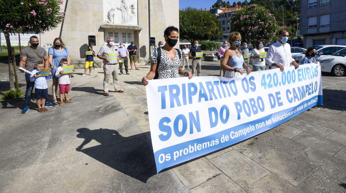 Concentración de protesta del PP de Poio en la Praza da Granxa de Campelo