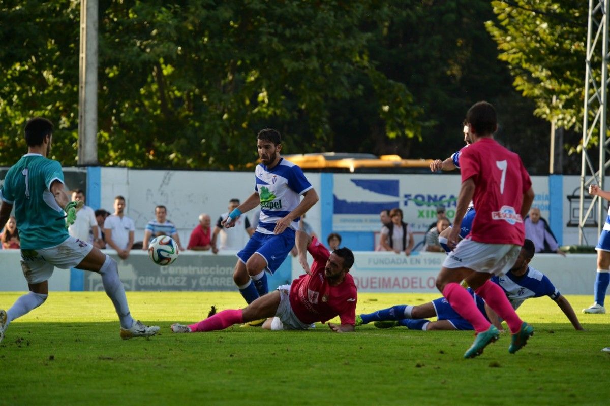 Pablo Carnero consigue en esta acción el primer gol del Pontevedra frente al Cultural Areas