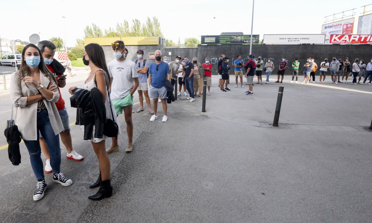 Colas en Pasarón para comprar unha entrada para o partido amigable entre o Pontevedra e o Racing de Ferrol