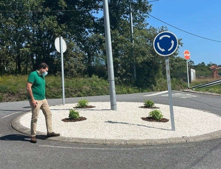 El alcalde de Cerdedo-Cotobade revisa la actuación en la rotonda de Pazos de Borela