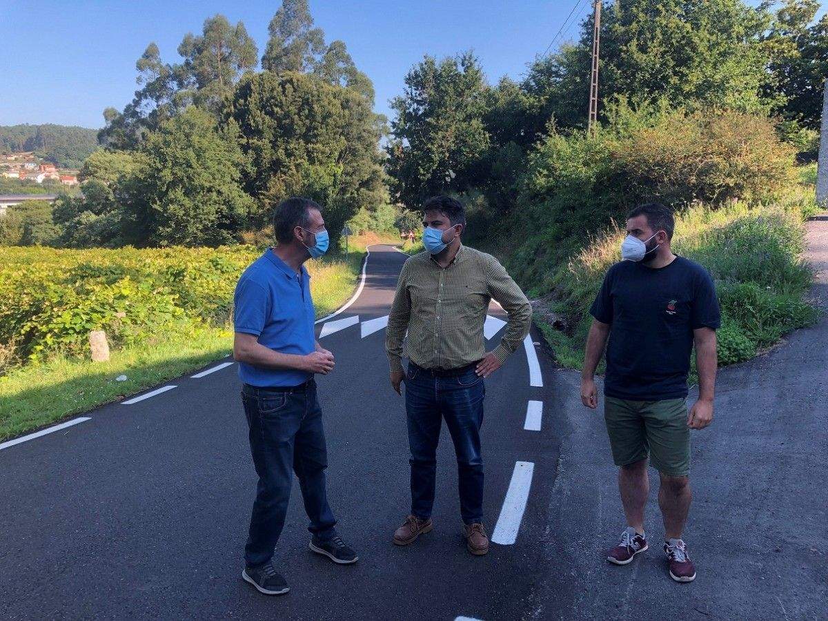 O alcalde de Barro, o deputado provincial de Infraestruturas e o concelleiro de Obras na remodelada EP-0509