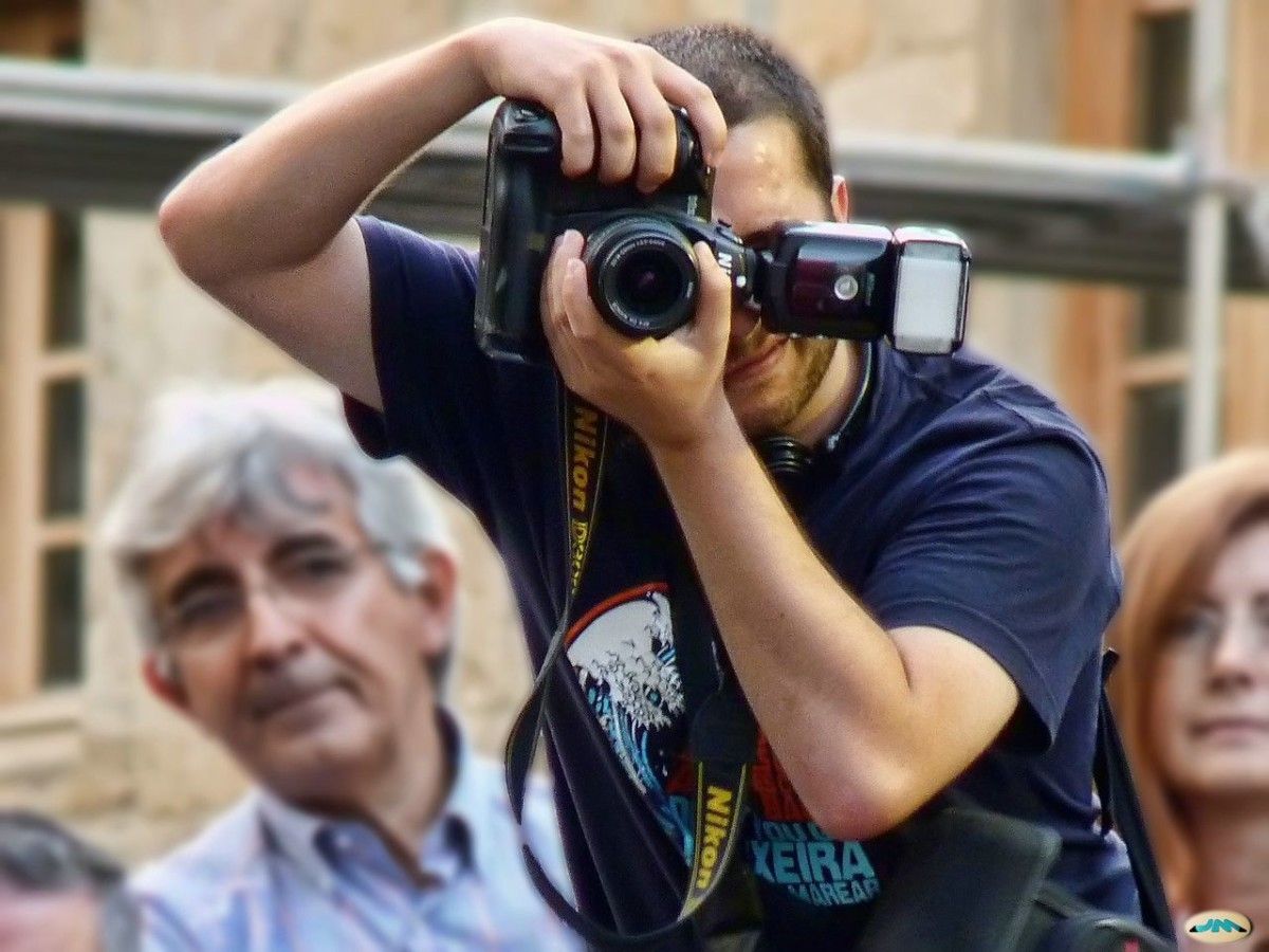 Unha persoa facendo unha fotografía