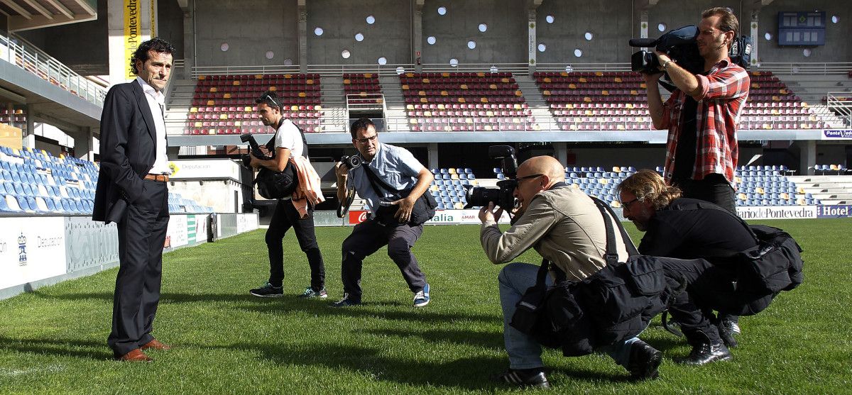 Luisito posa para os medios gráficos durante a súa presentación en Pasarón