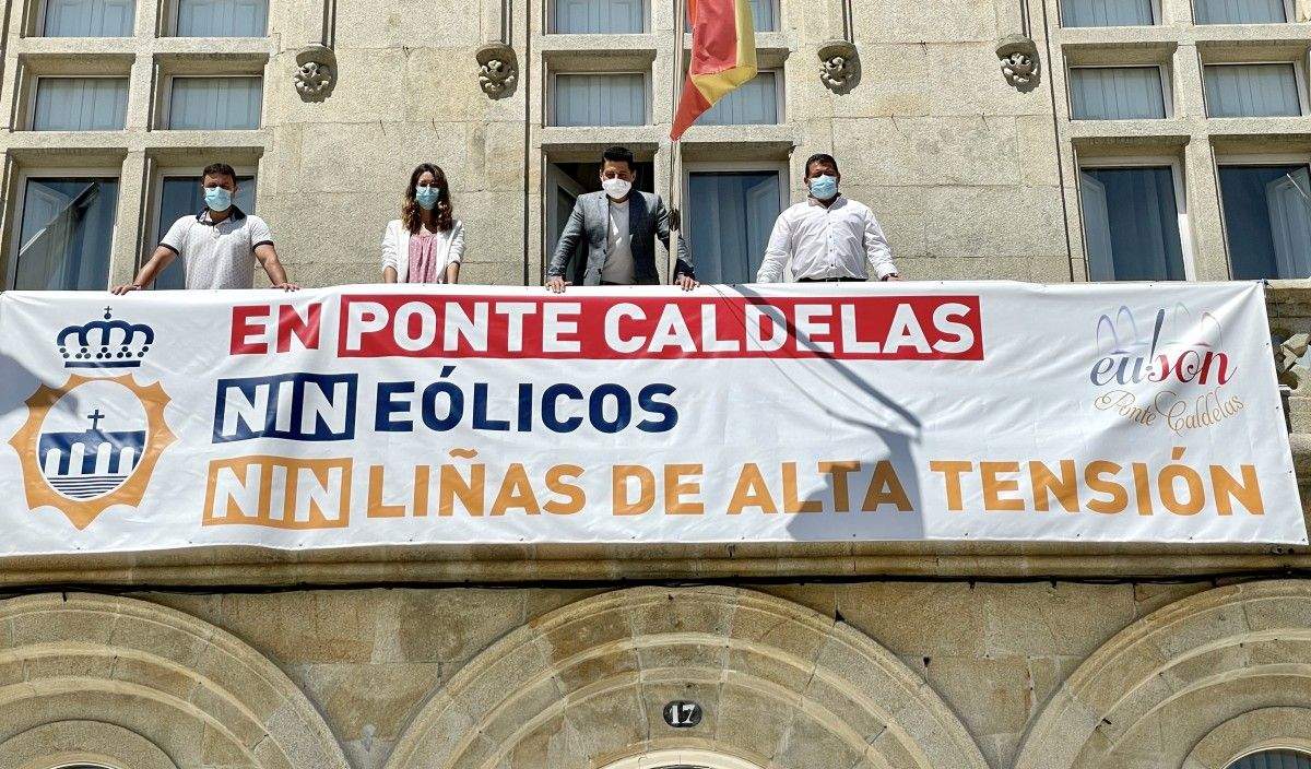 Pancarta no Concello de Ponte Caldelas contra eólicos e liñas de alta tensión Pancarta no Concello de Ponte Caldelas contra eólicos e liñas de alta tensión