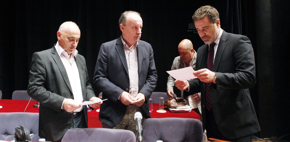 Jacobo Moreira fala con Antón Louro e Agustín Fernández antes do Pleno Jacobo Moreira fala con Antón Louro e Agustín Fernández antes do Pleno