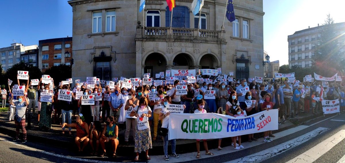 Protesta da Plataforma pola Defensa do Centro de Saúde de Seixo diante do Concello de Marín