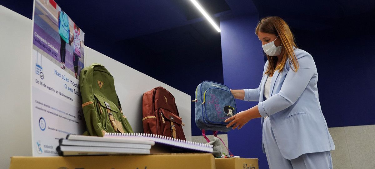 Marta Cousiño, responsable del departamento de Trabajo Social de la Fundación Amigos de Galicia presenta la campaña "Nas súas mochilas, o seu futuro"