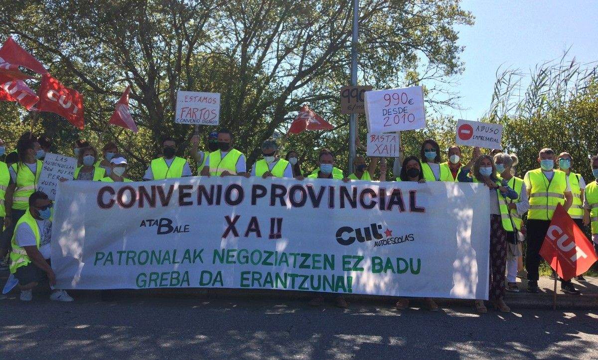Protesta diante do Centro de Exames da Xefatura Provincial de Tráfico