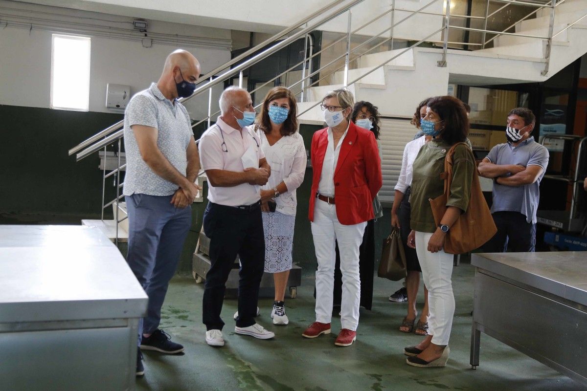 Visita de la conselleira do Mar, Rosa Quintana, a la lonja de Bueu