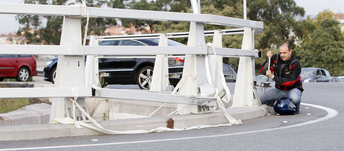 Escenificación de la Plataforma Motera por la Seguirdad Vial en el puente de As Correntes
