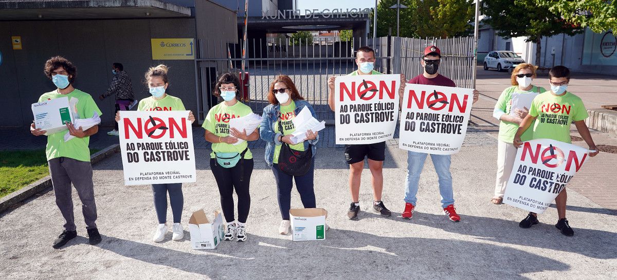 Miembros de la Plataforma Veciñal NON ao Parque Eólico do Castrove ante la delegación de la Xunta en Pontevedra