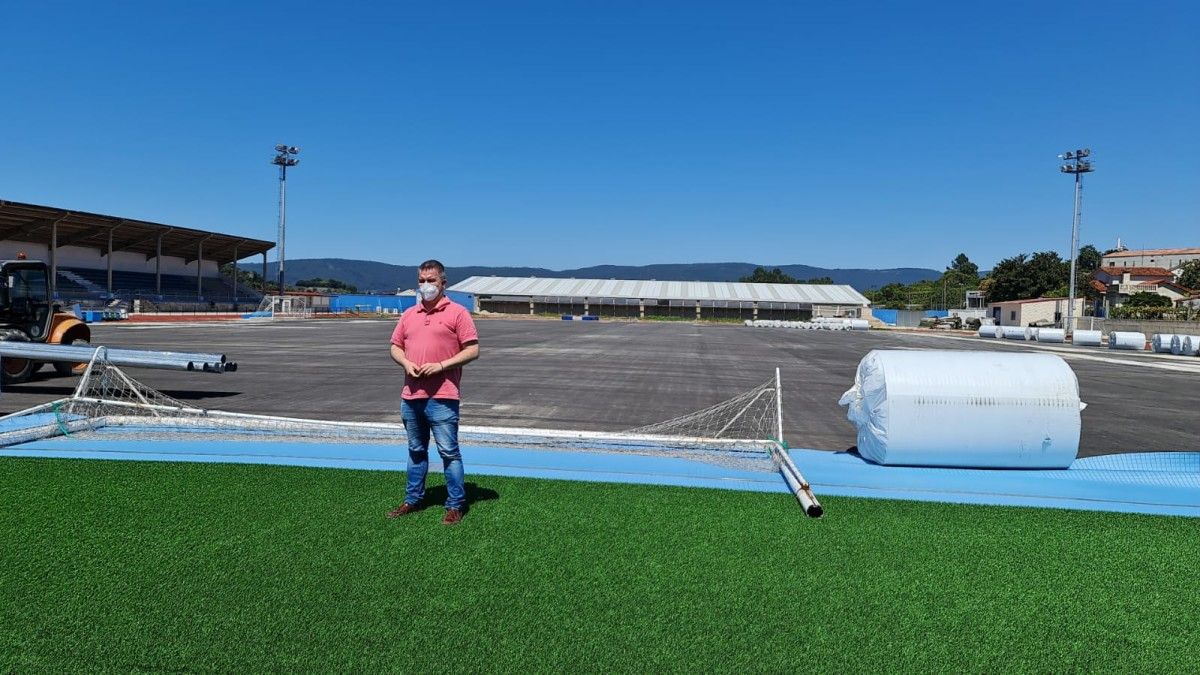 O concelleiro de Deportes de Marín, Antonio Traba, supervisa as obras do campo de fútbol de San Pedro