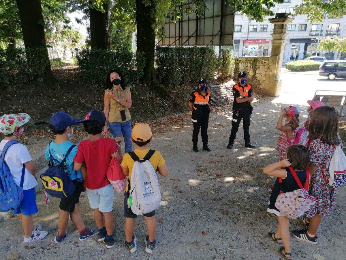 Actividade ao aire libre na Finca Besada dos participantes no Espazo Concilia de Poio
