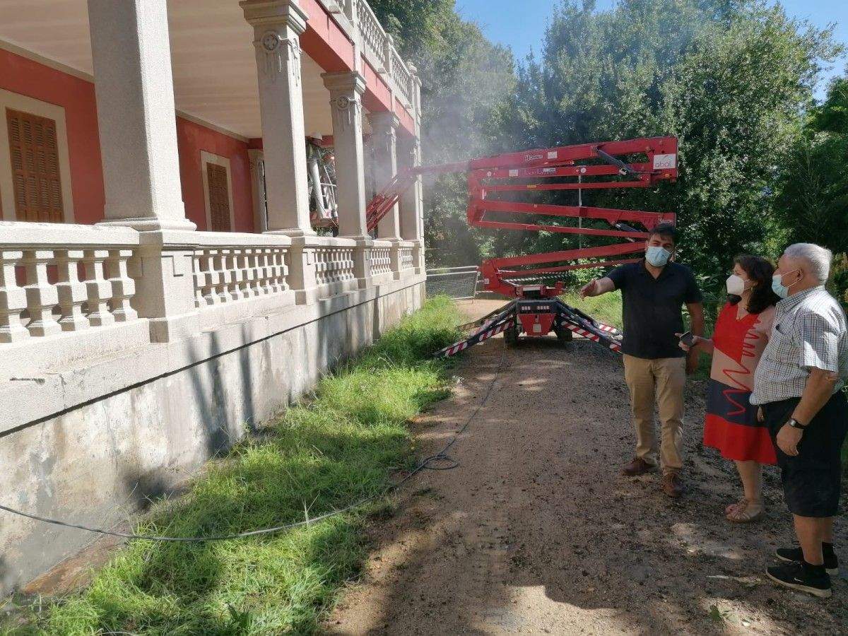 Chelo Besada e Gregorio Agís na visita ás obras do Pazo de Besada en San Salvador