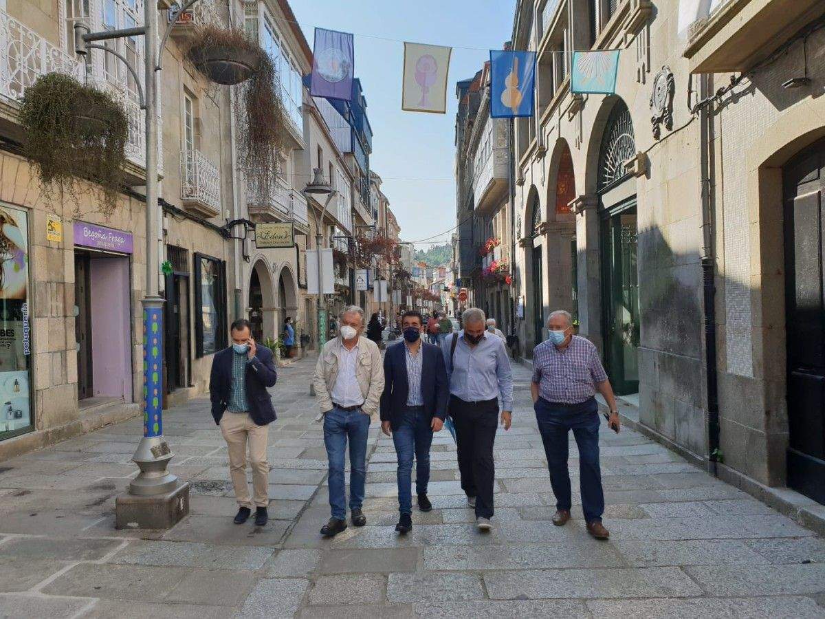 Visita de Luis López, delegado territorial da Xunta, á rúa Real de Caldas