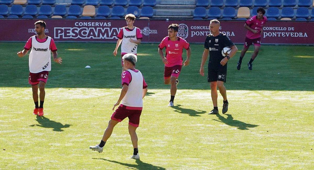 Adestramento da pretemporada 2021/2022 do Pontevedra en Pasarón