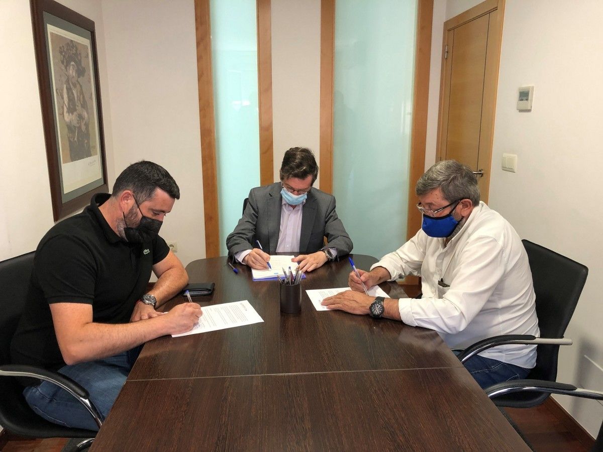 El diputado provincial de Réxime Interior Carlos López Font en la firma con los propietarios de Transfrío Rías Baixas