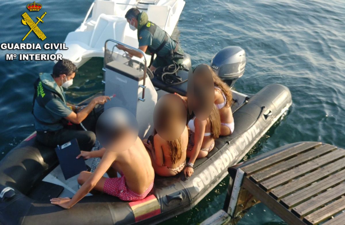 Embarcación rescatada por la Guardia Civil a un kilómetro de Areas