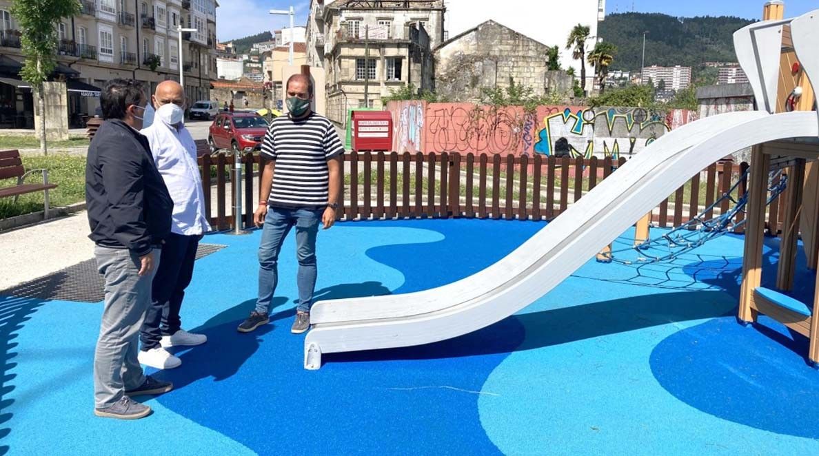 Os concelleiros Iván Puentes e Tino Fernández visitan o parque infantil de Valentín García Escudero