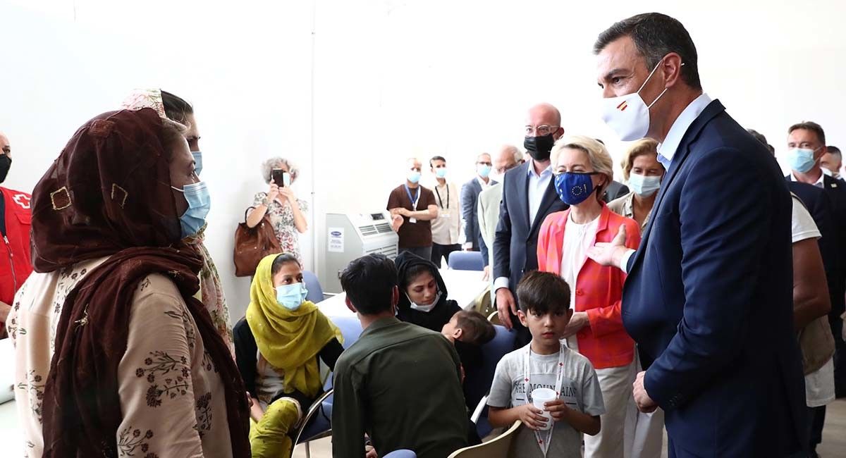 Visita de las autoridades al centro de recepción de refugiados afganos
