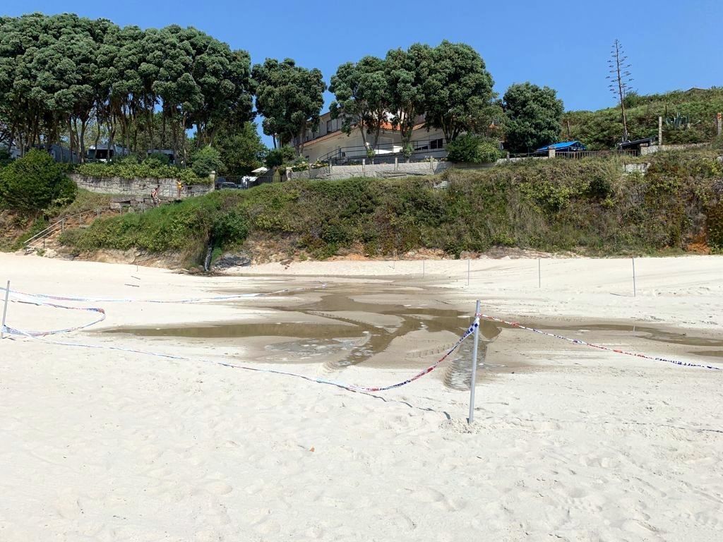 Vertido en la playa de Pragueira, en Sanxenxo