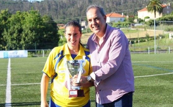 Juan Vázquez entrega el trofeo de la Final Nacional Femenina