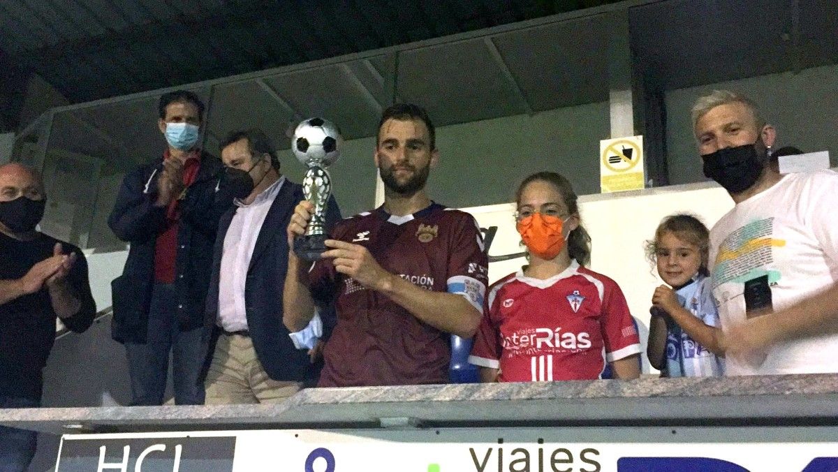 Álex González recolle o trofeo despois de derrotar nun amigable ao Villalonga