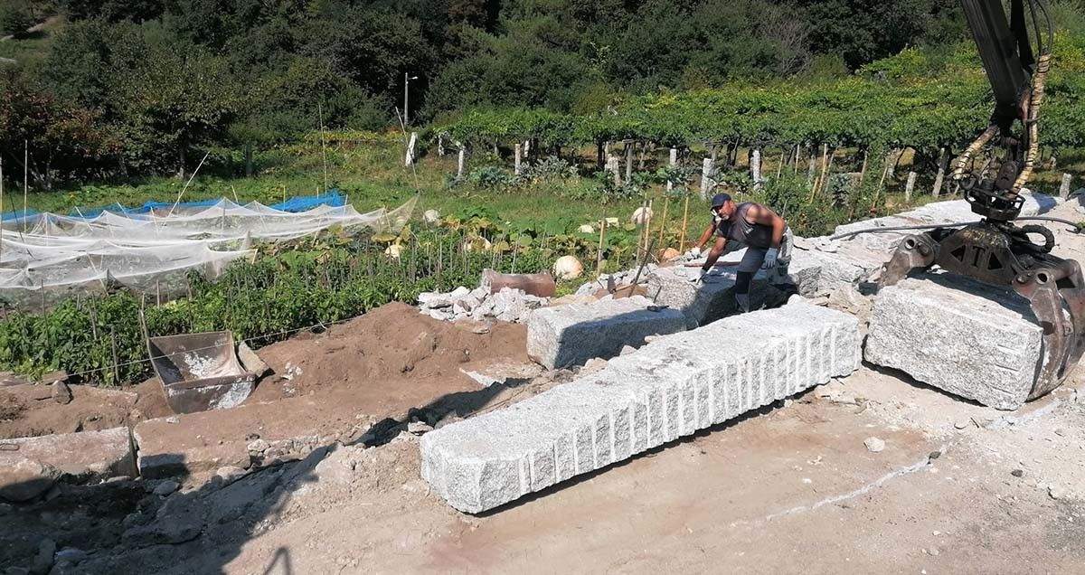 Reparación de un muro en San Martiño