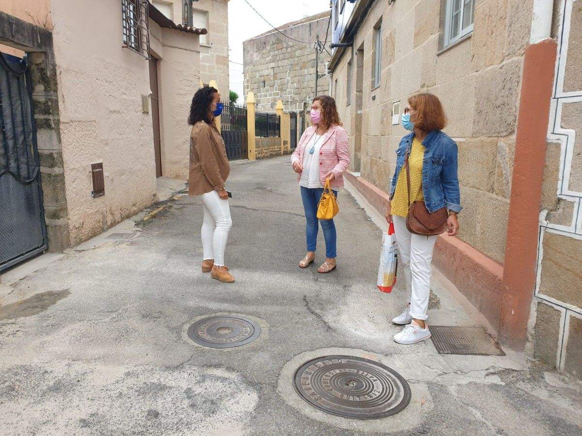 Visita al barrio de Cantodarea de los concelleiros marinenses Manuel Santos y Marián Sanmartín