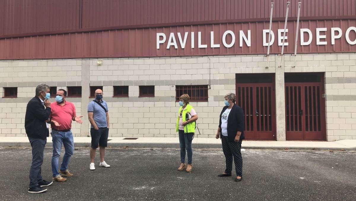 Visita de Santos Héctor Rodríguez, Olga García y César Poza al pabellón de O Toural, en Vilaboa