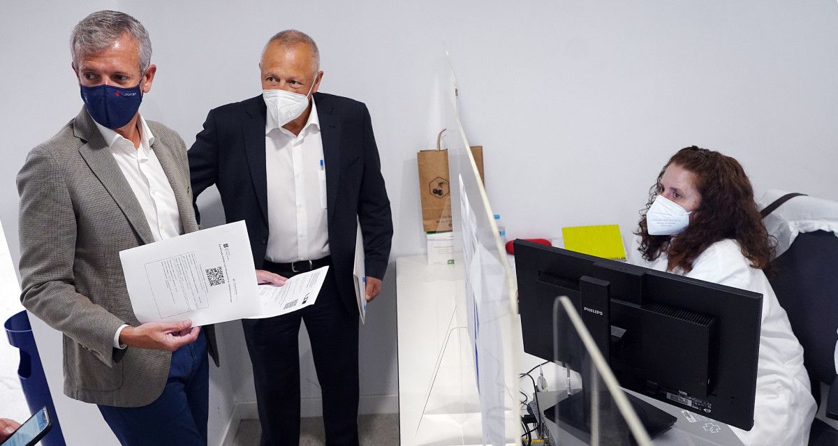 El vicepresidente primero de la Xunta y el gerente del área sanitaria de Pontevedra-Salnés en el punto de gestión Covid de Pontevedra