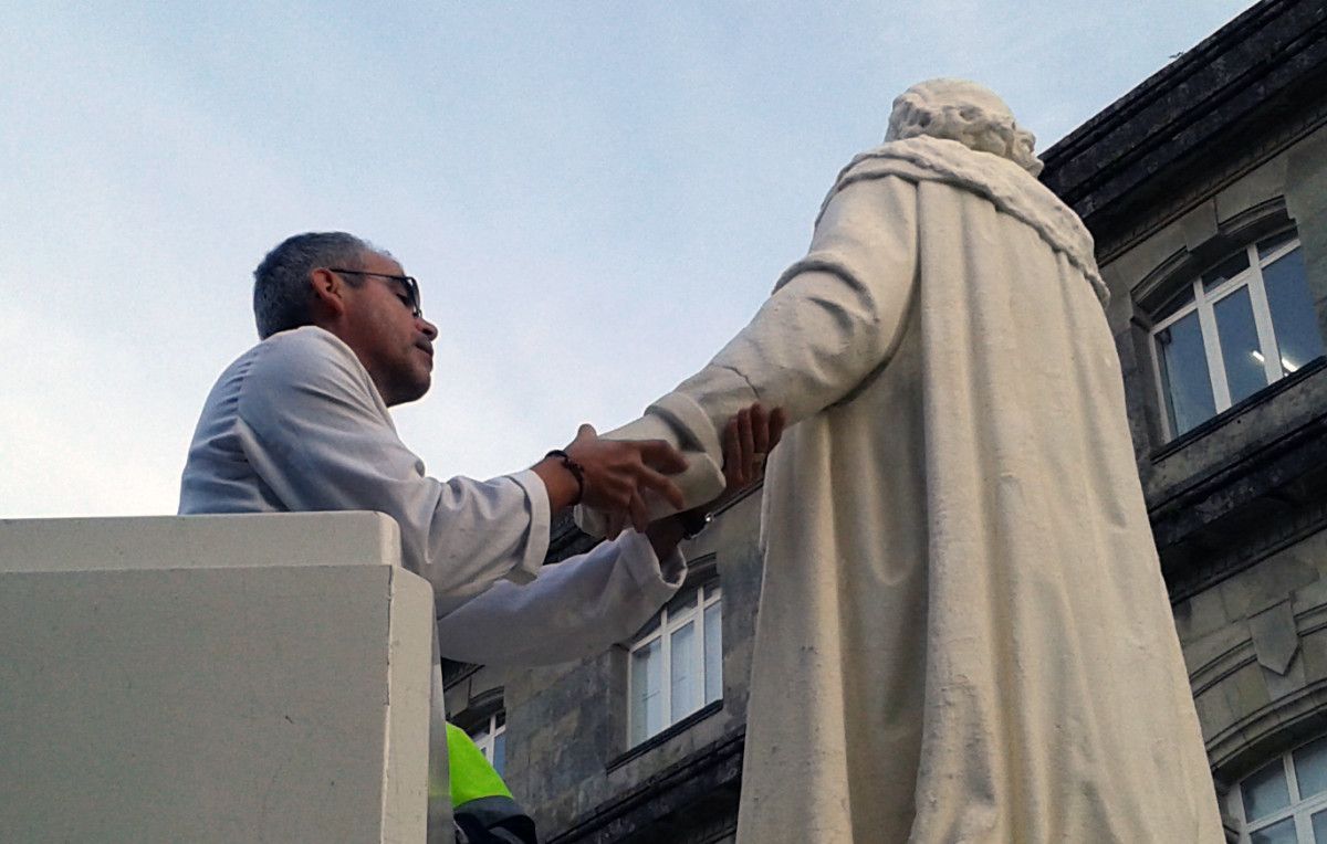 La estatua de Colón recupera su mano