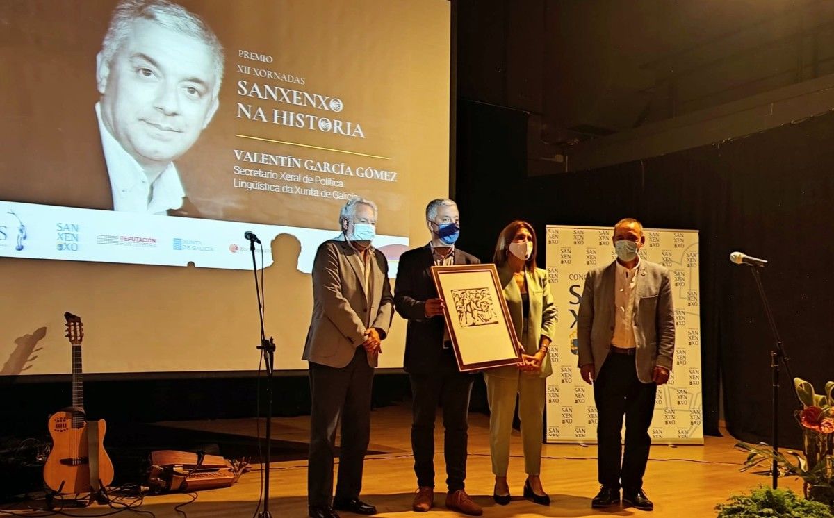 Miguel Santalices entrega o premio das Xornadas a Valentín García Gómez