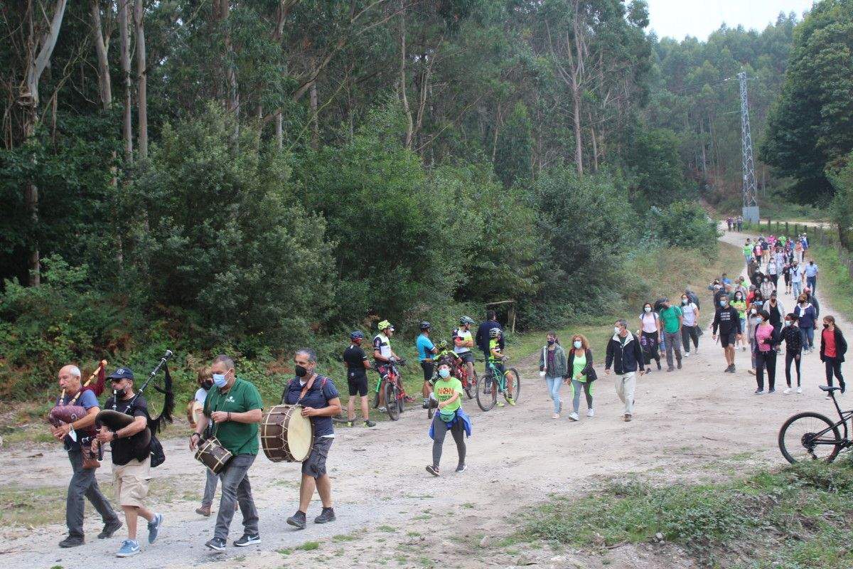 Caminata contra el Parque Eólico de Monte Castrove