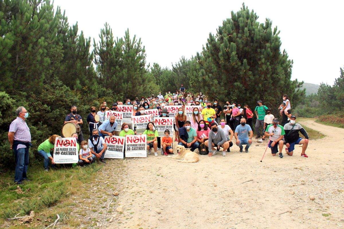 Caminata contra el Parque Eólico de Monte Castrove