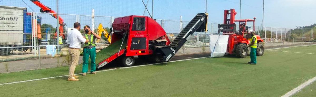 Retirada da herba sintética do campo de fútbol do Revel