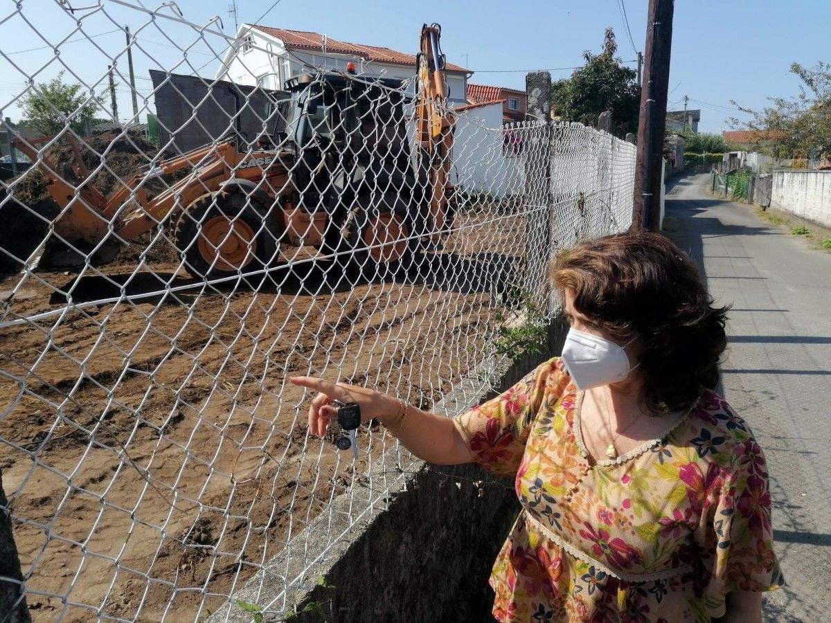 Chelo Besada, teniente de alcalde, visita las nuevas zonas de aparcamiento en Campelo