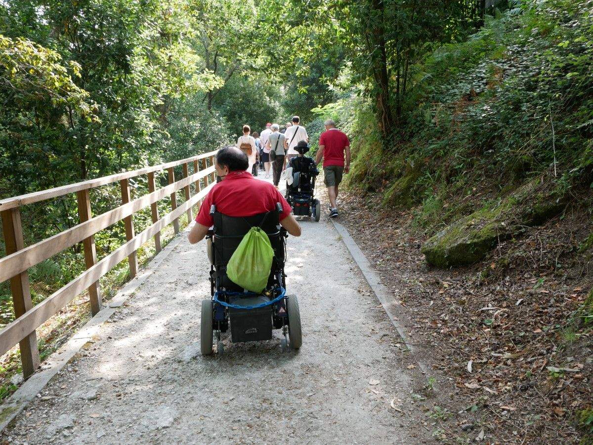 Paseo pola senda do Lérez de membros da asociación Amizade