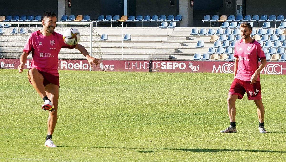 Charles e Álex González durante un adestramento do Pontevedra en Pasarón